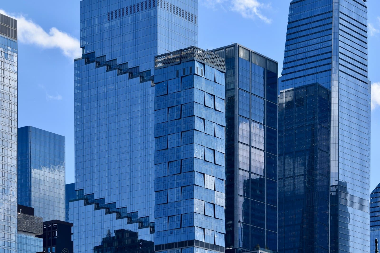 מגדלי משרדים מודרניים, סמל למרכז עסקים ומימון עסקי